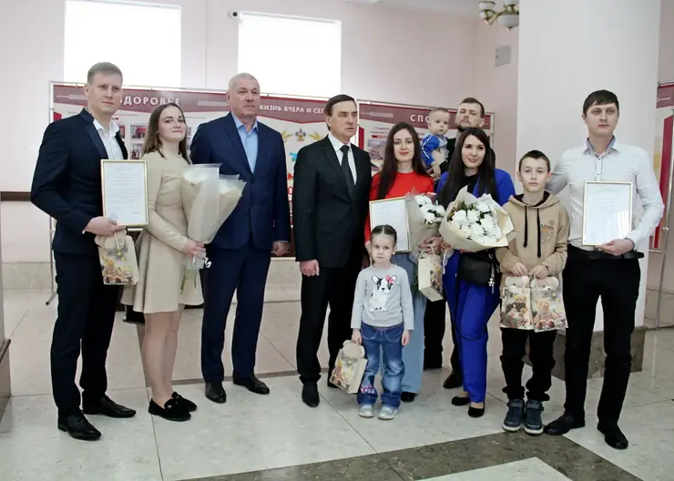 Три молодые семьи Кавказского района получат социальные выплаты на приобретение жилья