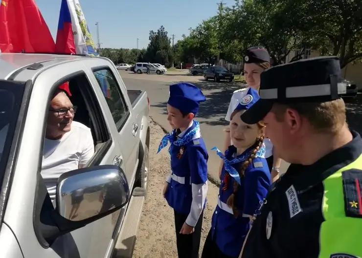В преддверии Дня Победы госавтоинспекторы и их юные помощники вручили водителям «фронтовые треугольники»