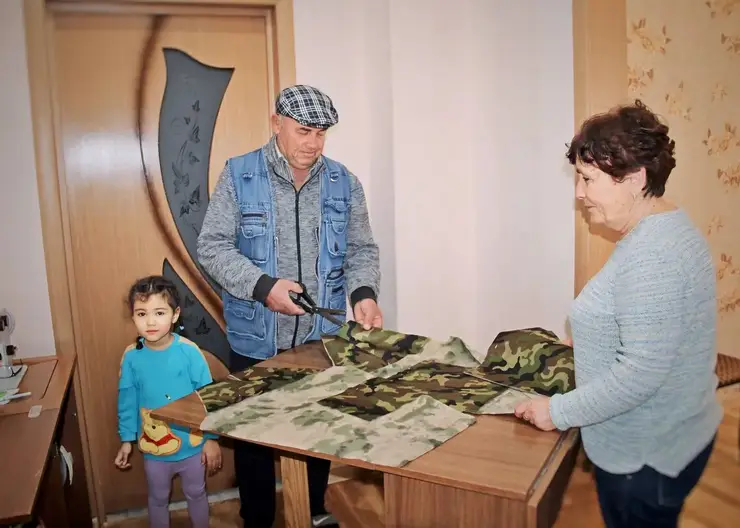 Супруги Чуха из хутора Лосево превратили свой дом в швейную мастерскую для нужд СВО