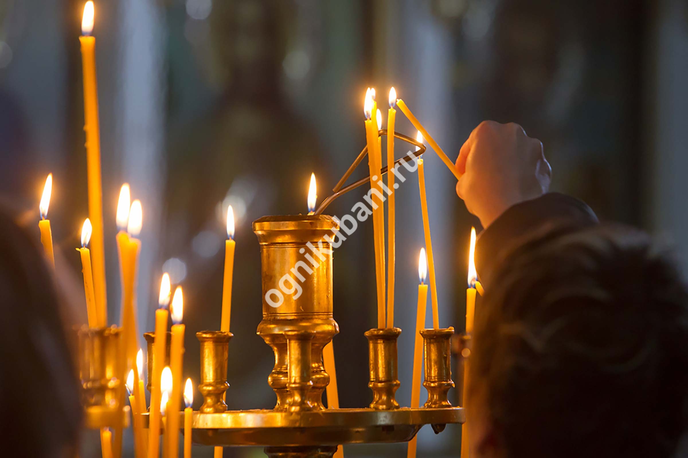 Фото свечек в церкви. Радоница Христос Воскресе. Свечи в храме. Свеча православная. Свечи в православном храме.