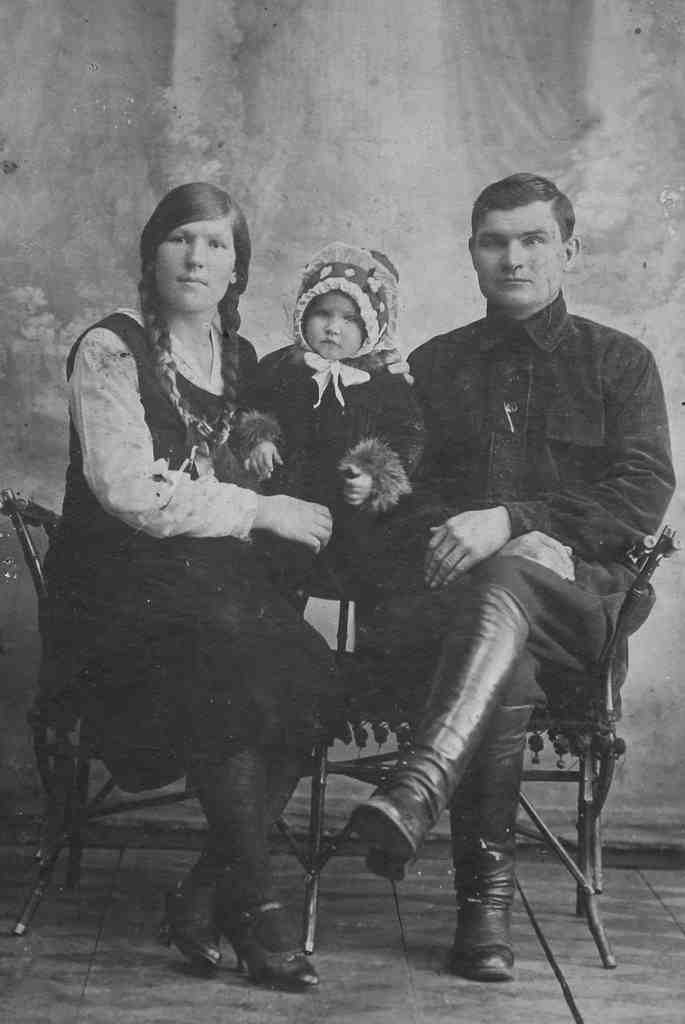 Родители: Михаил Андреевич и Антонина Семеновна Дворянцевы.
