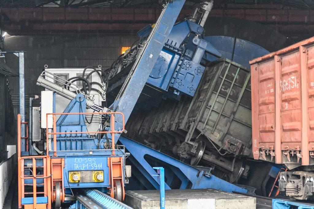  Уникальные тройные вагоноопрокидыватели могут разгружать по 8400 тонн угля в час. 