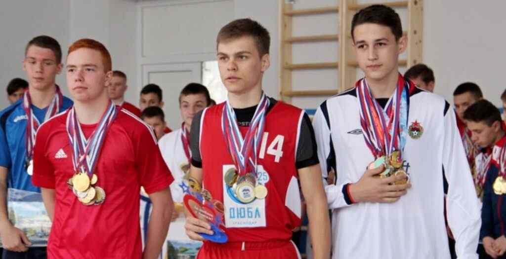 Семен Желобов, баскетболист, ученик 11 класса лицея №3 (в центре).