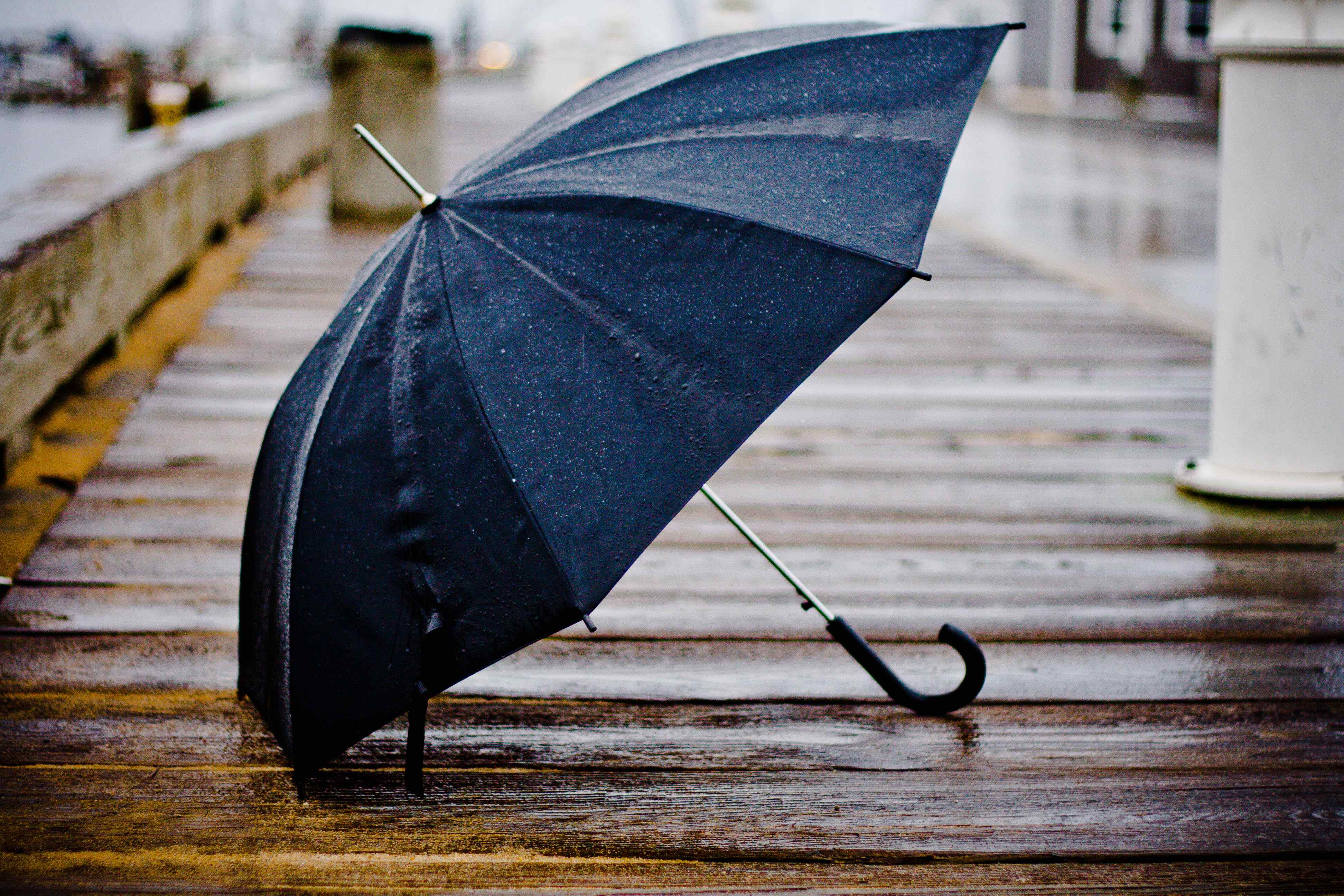 Тема дождливая погода. Красивые зонтики. Зонтик под дождем. Дождь зонт. Зонт под дождем.