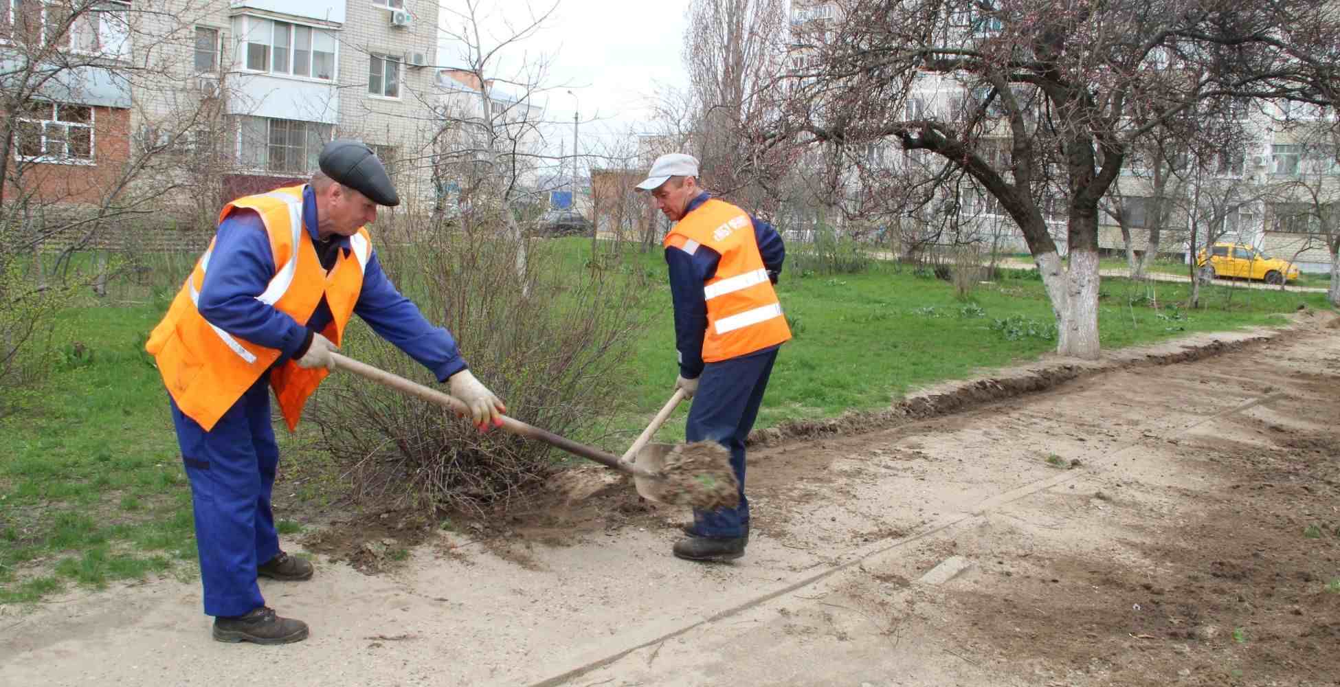 Жкх на службе городу. Коммунальщики службы. Коммунальные службы летом. Коммунальные службы. Лесосибирск ДОМКОМ конкурс придомовых территорий 2022 фото.