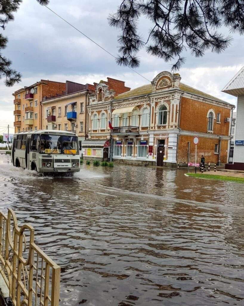 Погода в кропоткине 2024. Кропоткин. Кропоткин наводнение. Кропоткин город потоп. Потоп в Кропоткине фото.