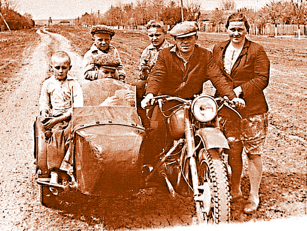 Галина Гавриловна и Николай Федорович - родители Владимира Фоменко, хуторяне (на заднем сидении мотоцикла). 1966 год