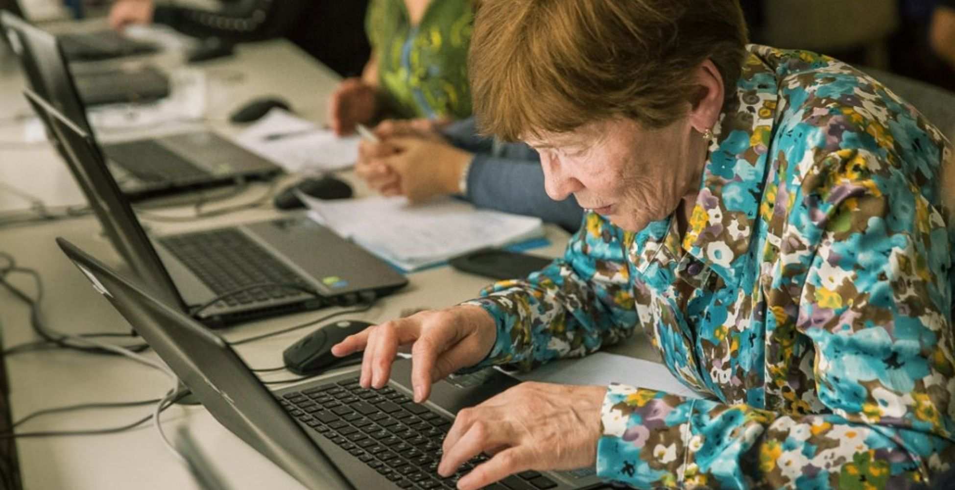 Новое работа для пенсионера. Пожилые и компьютер. Работающие пенсионеры. Пожилой человек за компьютером. Пенсия.