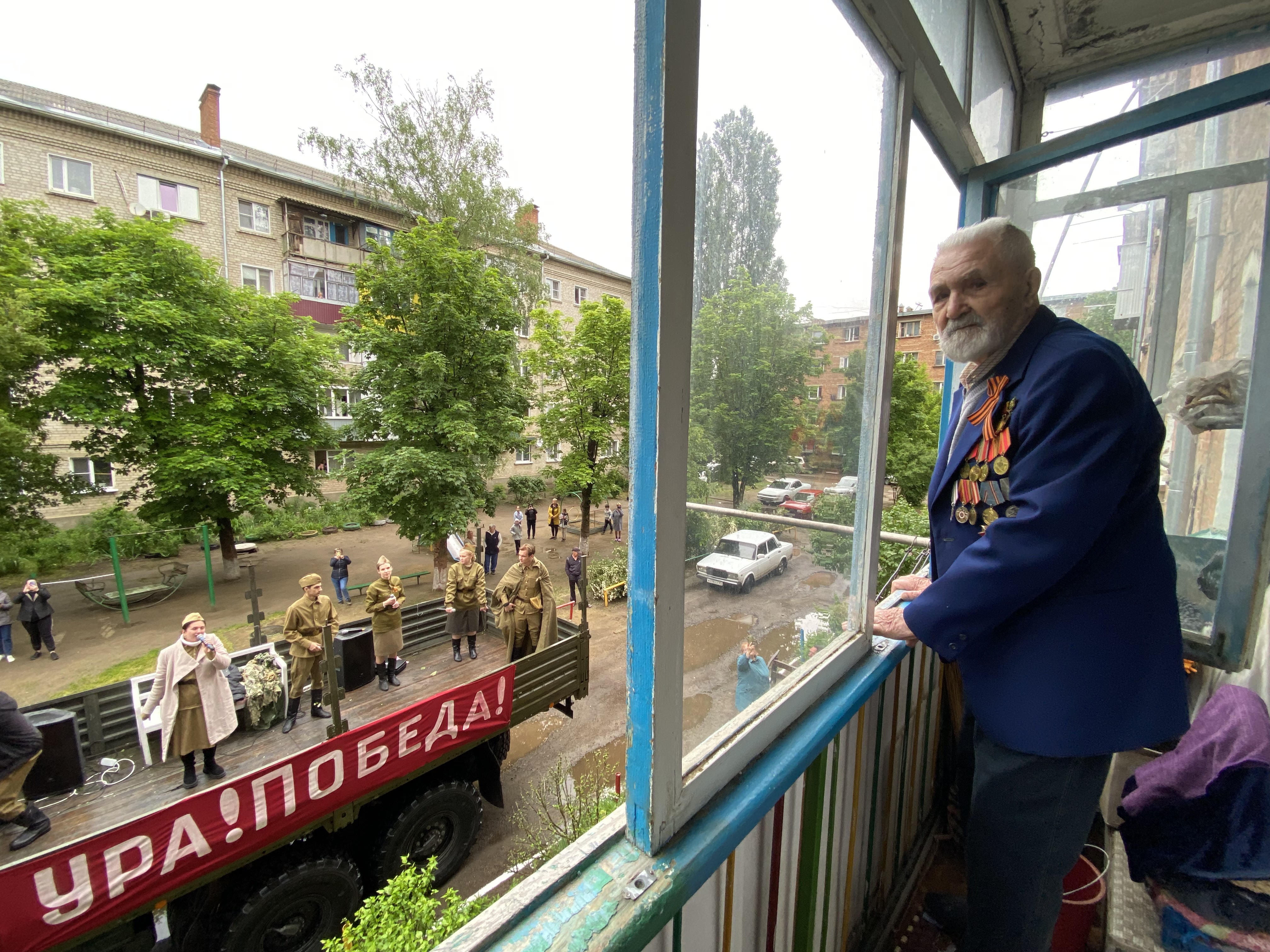 В Кропоткине агитбригады устроили концерты во дворах ветеранов Великой  Отечественной войны - Огни Кубани