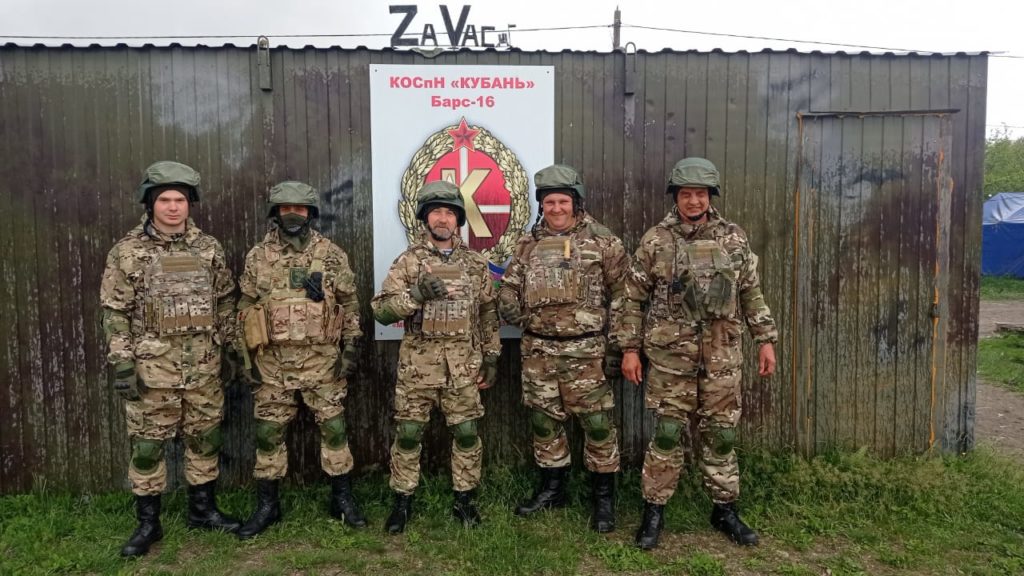«Барсы». Олег Кукачкин (в центре) с боевыми товарищами.
