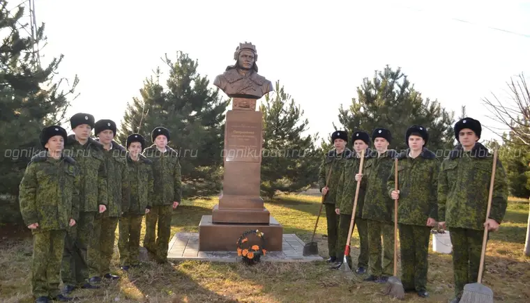 «Трошевцы» благоустроили памятник герою-кубанцу