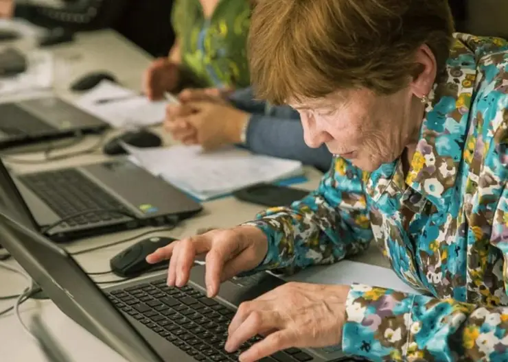 Для лиц пожилого возраста и инвалидов проводится обучение компьютерной грамотности