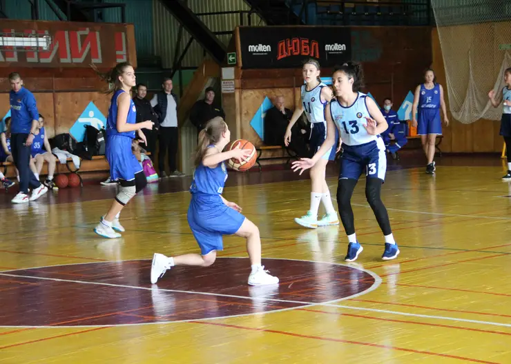 В спорткомплексе «Смена» г.Кропоткина за первое место в первенстве Краснодарского края по баскетболу борются шесть команд