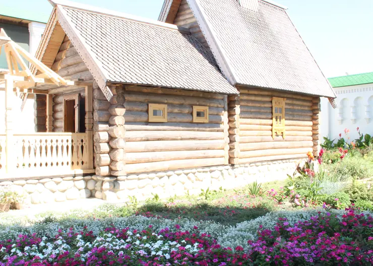 Прихожане кавказского Свято-Никольского храма превратили церковный двор в цветущий парк