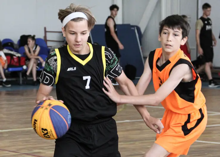 В Кропоткине стартовал второй этап зональных соревнований по уличному баскетболу