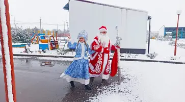 Возле детского сада станицы Кавказской были замечены Дед Мороз и Снегурочка