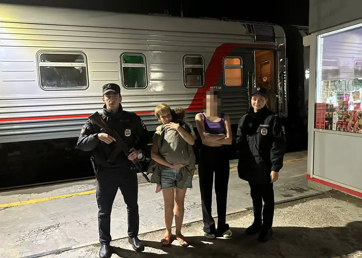 Пассажирка поезда «Махачкала-Санкт-Петербург» по собственной невнимательности села не в тот поезд, а ее несовершеннолетние дети продолжали ехать в другом