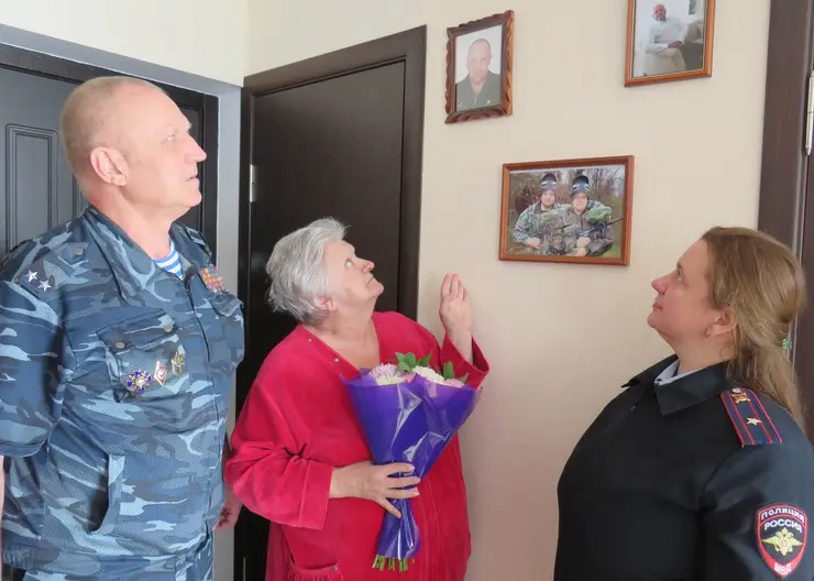В Кавказском районе правоохранители и общественники навестили матерей и вдов сотрудников, погибших при исполнении служебного долга