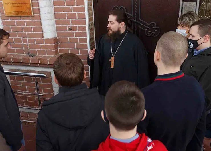 Священнослужители Покровского собора встретились со студенческой молодежью