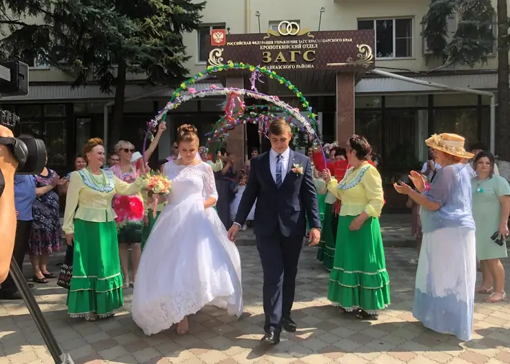 В Кропоткинском ЗАГСе после Петровского поста началась летняя декада регистрации свадеб