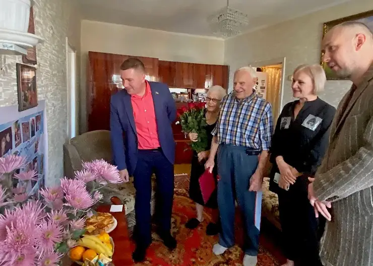 Депутаты поздравили семью Ульяновских с бриллиантовой свадьбой