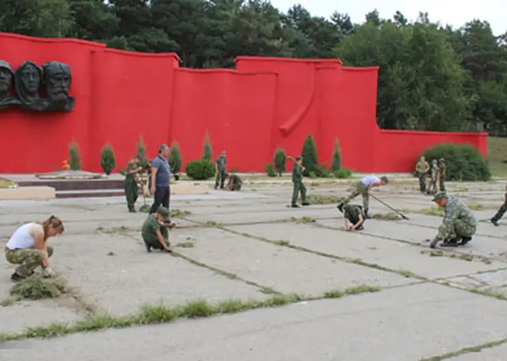 Ребята из детского военно-патриотического клуба «Патриот» накануне Дня района-Дня города провели добровольную акцию по уборке площади мемориального комплекса.
