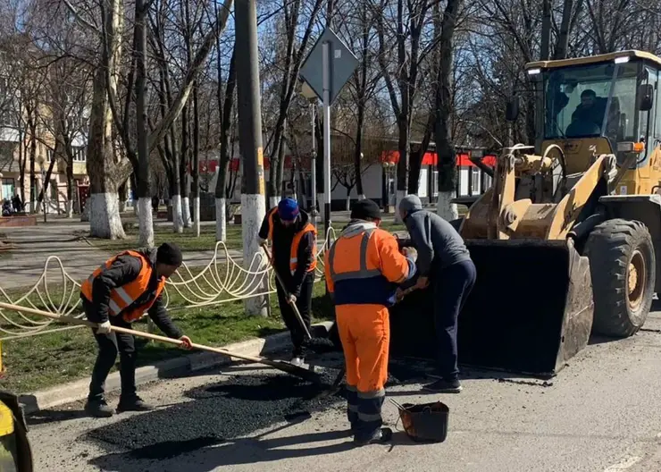 В Кропоткине начался ямочный ремонт дорог