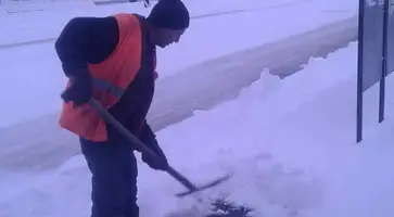 В городе Кропоткине и в сельских поселениях интенсивная расчистка дорог от снега идёт со вчерашнего вечера