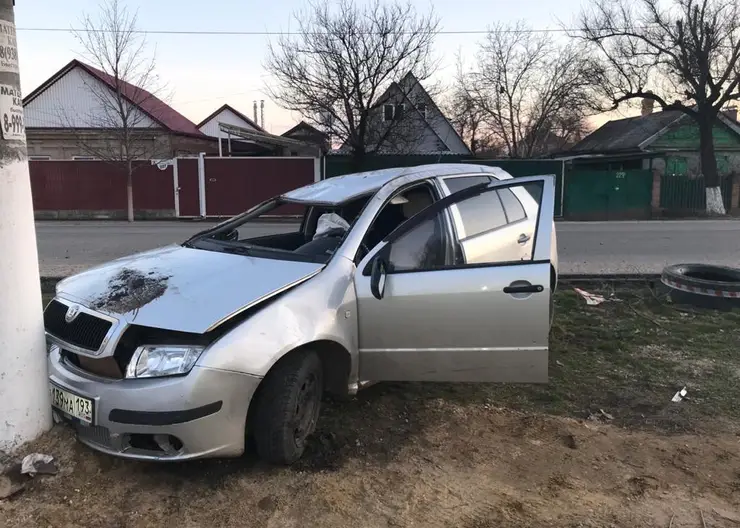 В Кропоткине по улице Комсомольской перевернулся автомобиль