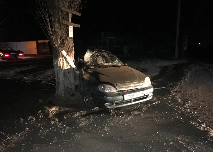 В Кропоткине нетрезвый водитель «Шевроле» врезался в дерево