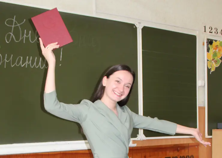 День знаний станет первым для педагога Дарьи Костарной и ее первоклашек