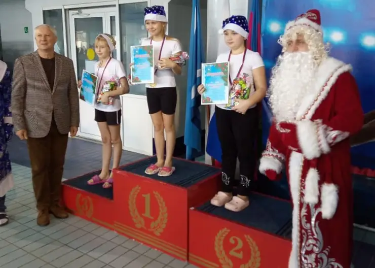 В «Буревестнике» в Кропоткине прошли соревнования среди юных пловцов