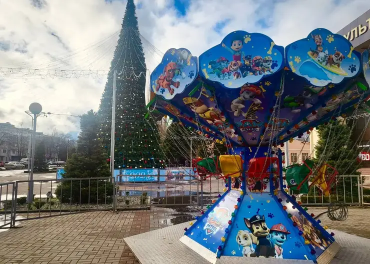 У главной елки в Кропоткине идет подготовка к открытию новогодней ярмарки