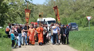 Прихожане Свято-Никольского храма и паломники совершили крестный ход в Монастырский лес к источнику Казанской Божией Матери