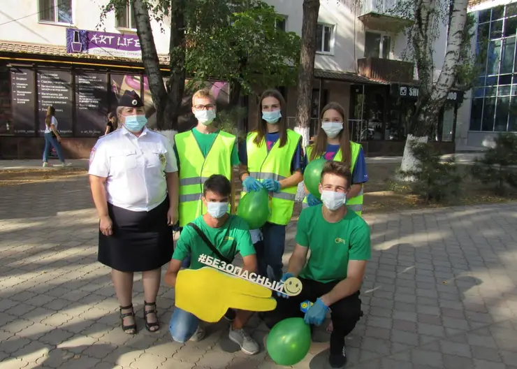 Сотрудники Госавтоинспекции Кавказского района с волонтёрами отдела молодёжи провели акцию «Безопасный смайлик»