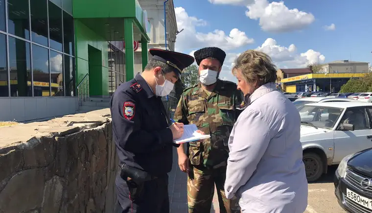 Казаки Кавказского хуторского казачьего общества патрулируют улицы в своей станице