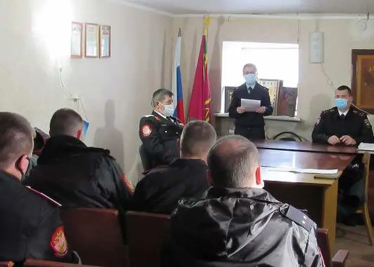 Полицейские Кавказского района провели правовое занятие с командирами казачьих дружин