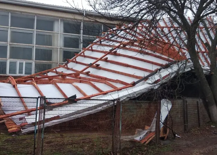 Спортивная школа «Прометей» в станице Кавказской пострадала от сильного ветра