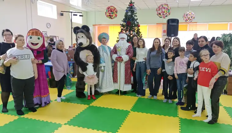 Волонтеры Дома детского творчества станицы Кавказкой порадовали детей-инвалидов сладкими новогодними подарками
