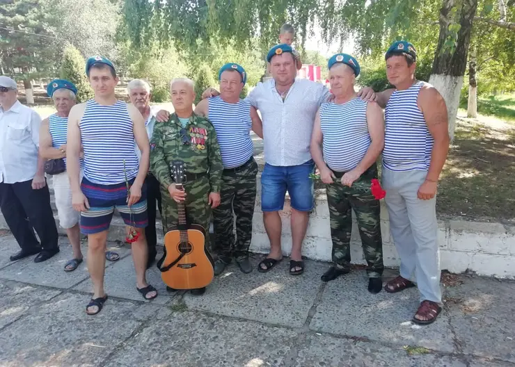 В парке 30-летия Победы    г. Кропоткина отметили 90-ю годовщину Воздушно-десантных войск