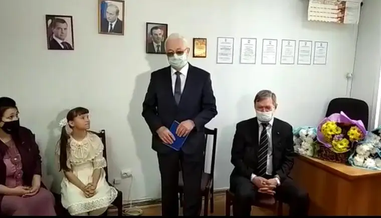 В преддверие праздника 8 Марта депутат Государственной Думы Алексей Езубов поздравил приемных мам Кавказского района.