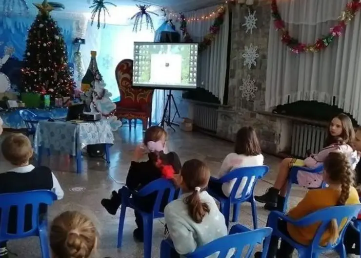 Сотрудники Дома культуры станицы Темижбекской поздравили ребят с наступающим Новым годом