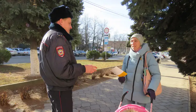 Полицейские и общественники провели акцию по профилактике кибермошенничества