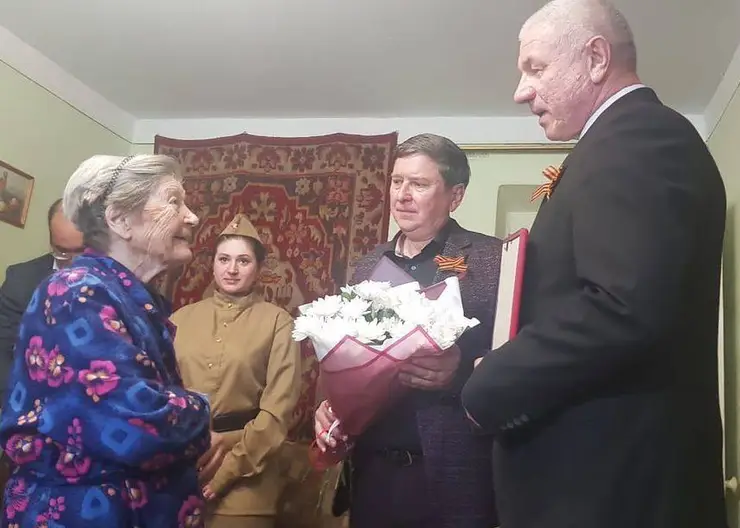 Глава Кропоткина Владимир Елисеев поздравил ветеранов с наступающим Днем Победы