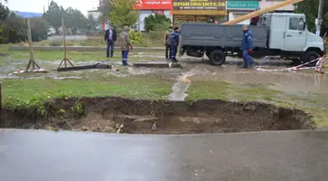 В микрорайоне №1 на ул.Двойной образовался дорожный провал