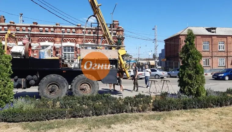 На привокзальной площади Кропоткина идёт монтаж составляющих автоматической системы полива газонов