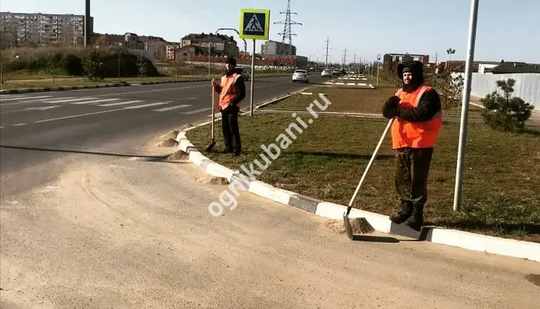 Жилищно-коммунальные службы благоустраивают микрорайон №1 города Кропоткина