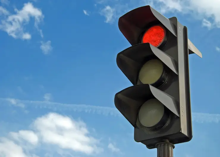 Два предупреждающих светофора установлены возле школы №12 станицы Кавказской
