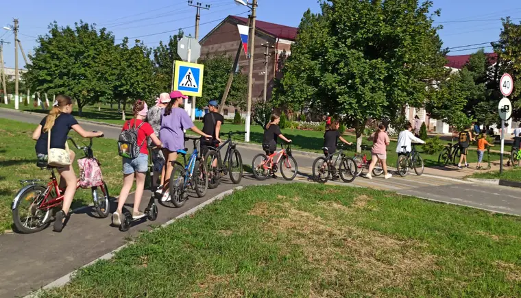 Дорожные полицейские Кавказского района вместе с главами поселений проводят социальную кампанию «Я и дорога»