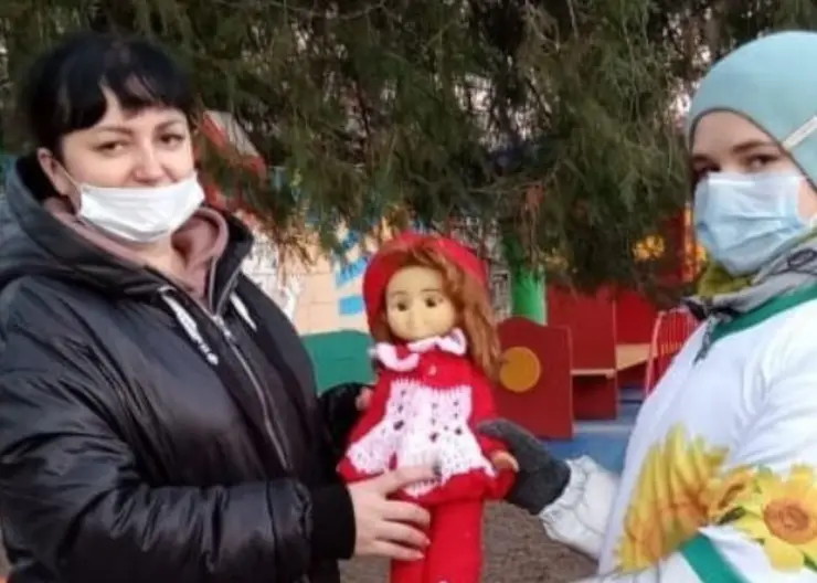 Волонтеры в поселке имени М.Горького шьют одежду для кукол детского сада